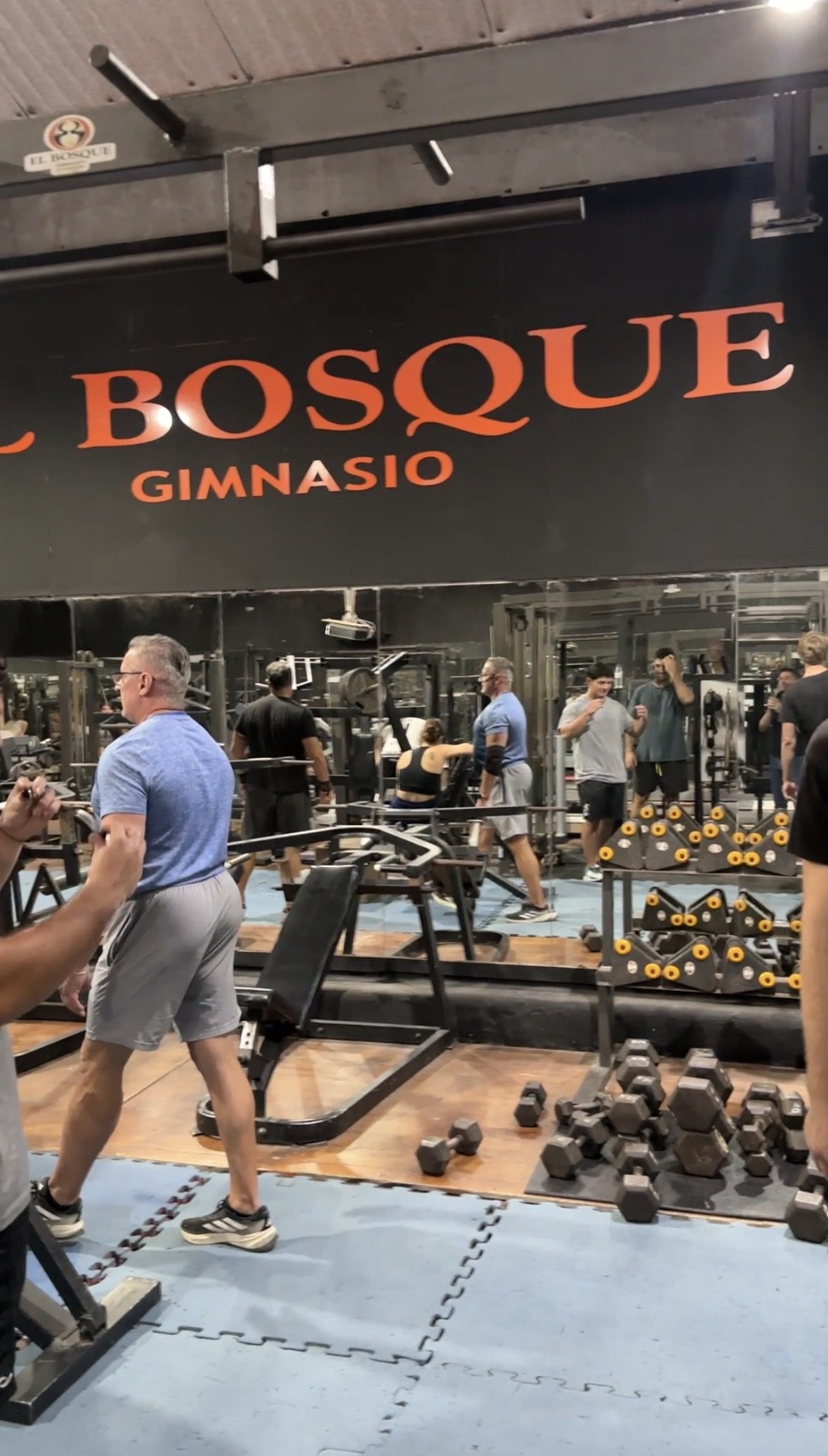 Interior del gimnasio El Bosque en La Plata